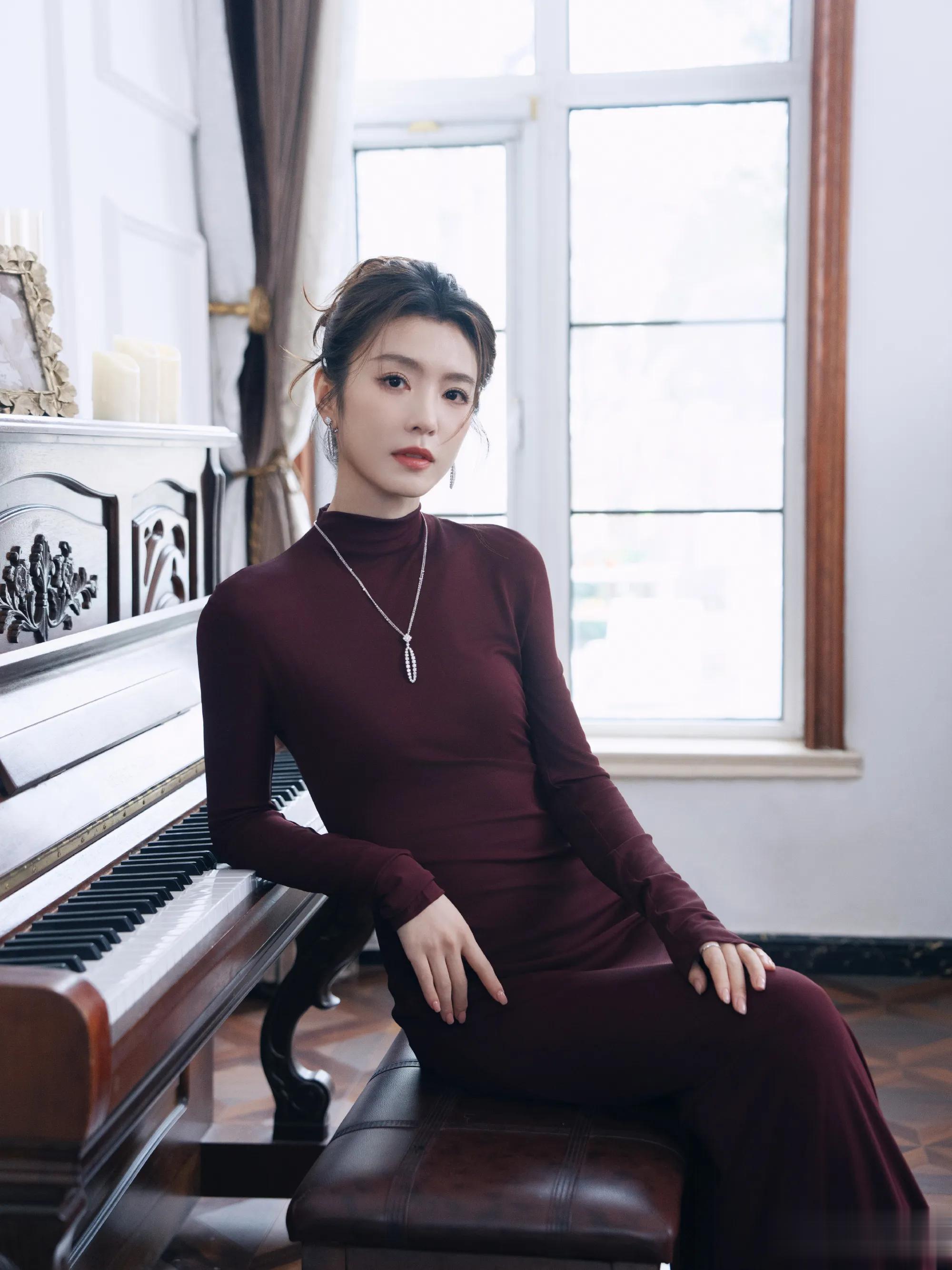 微博之夜上被大家闺秀李云霄给圈粉了，她这大气端庄温文尔雅气质