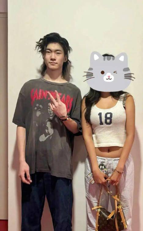 胡可带俩儿子现身机场，安吉1米8颜值没爸高，小鱼儿长胡子憨厚
