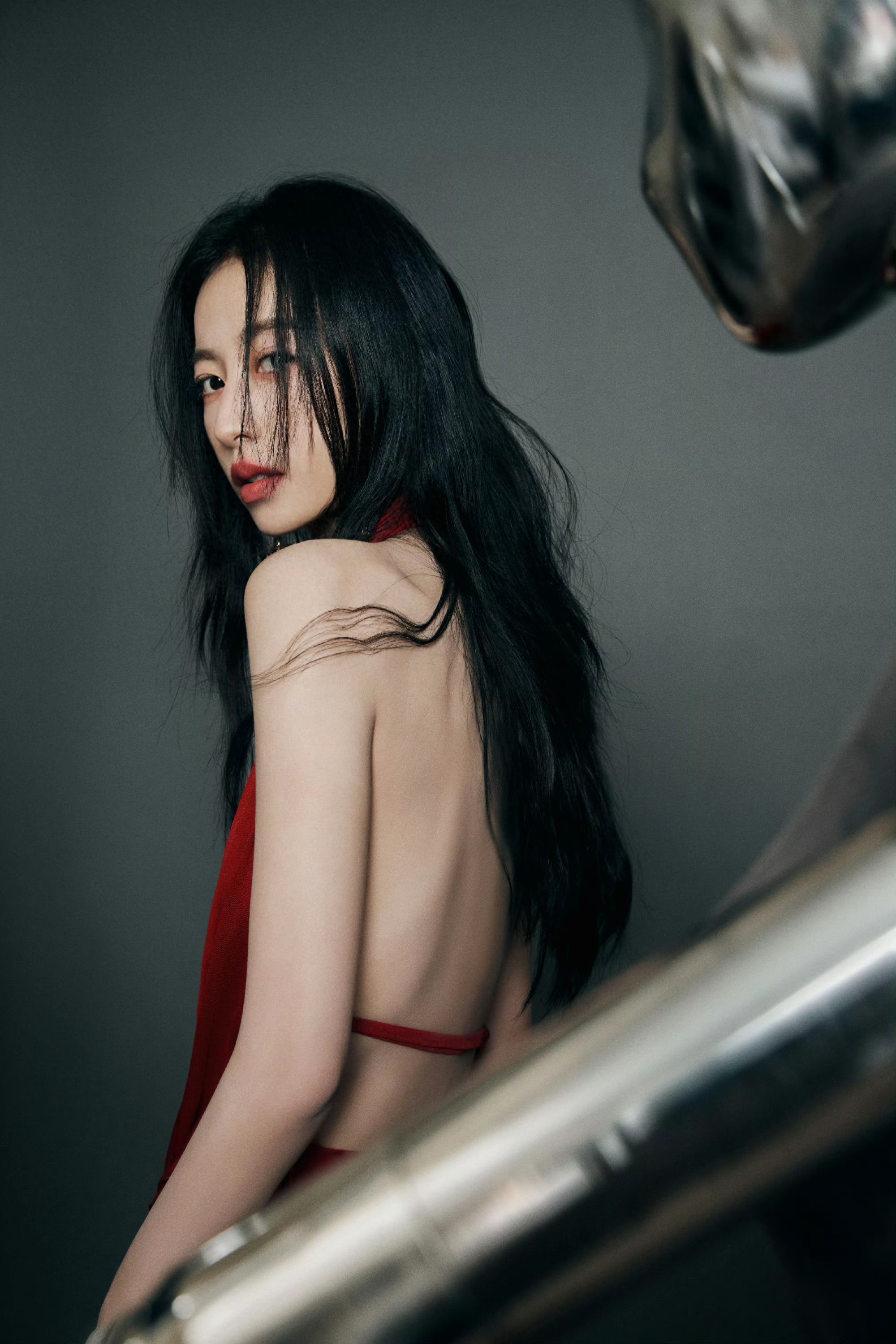 周雨彤 修身红裙 光洁美背