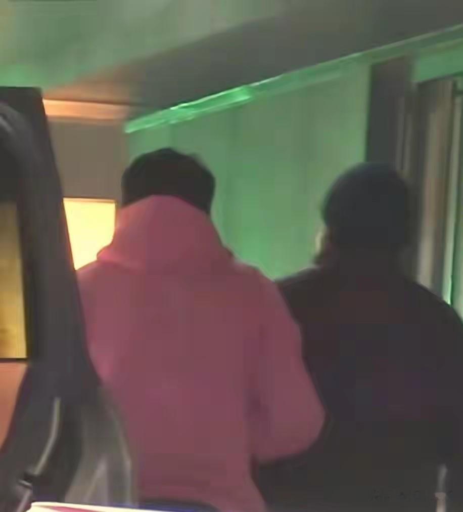 周迅陈坤聚会被拍，挽陌生男子手臂，关系亲密引猜测