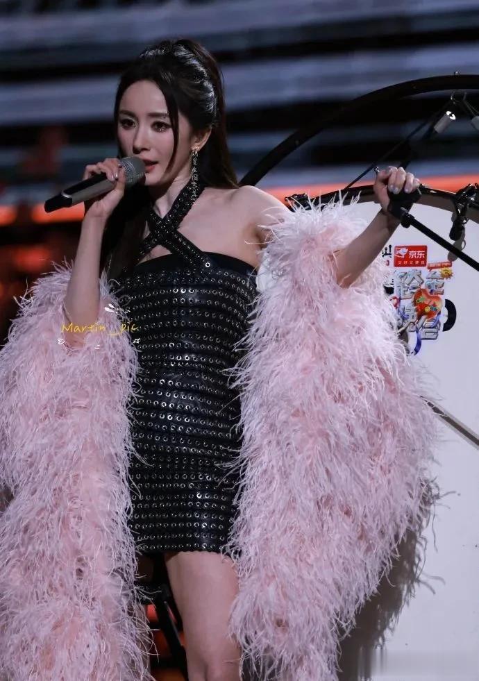 杨幂“幂腿”上热搜，这画面谁顶得住？