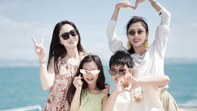 佟丽娅董璇带小酒窝朵朵在三亚过年，孩子两小无猜，玩得不亦乐乎