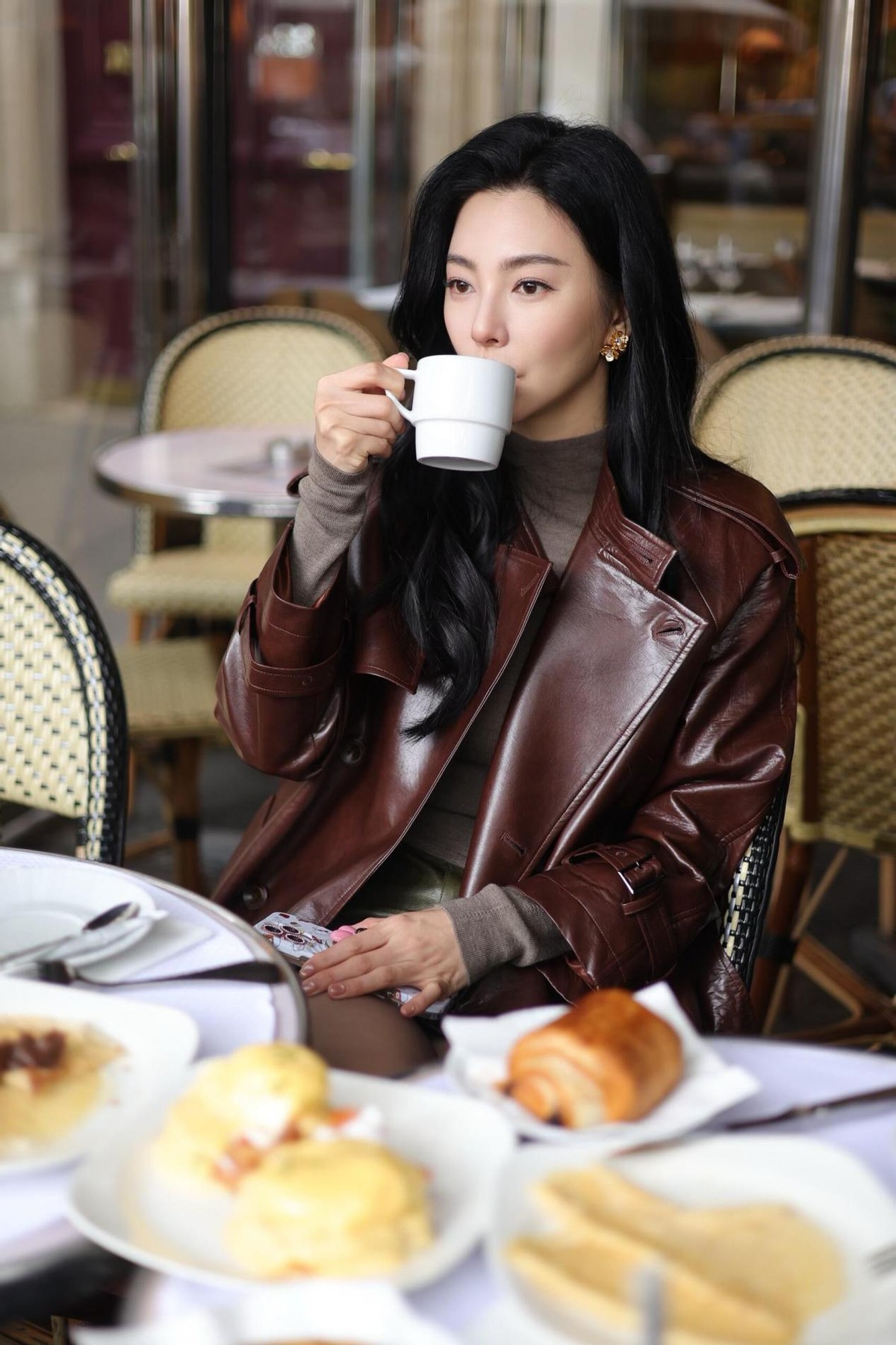 38岁张雨绮喝下午茶带火美拉德新穿法：皮衣+打底衫，显贵又洋气