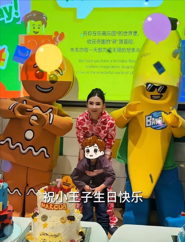 张柏芝陪三胎儿子逛迪士尼,7岁小王子罕露镜,身材消瘦头发浓密
