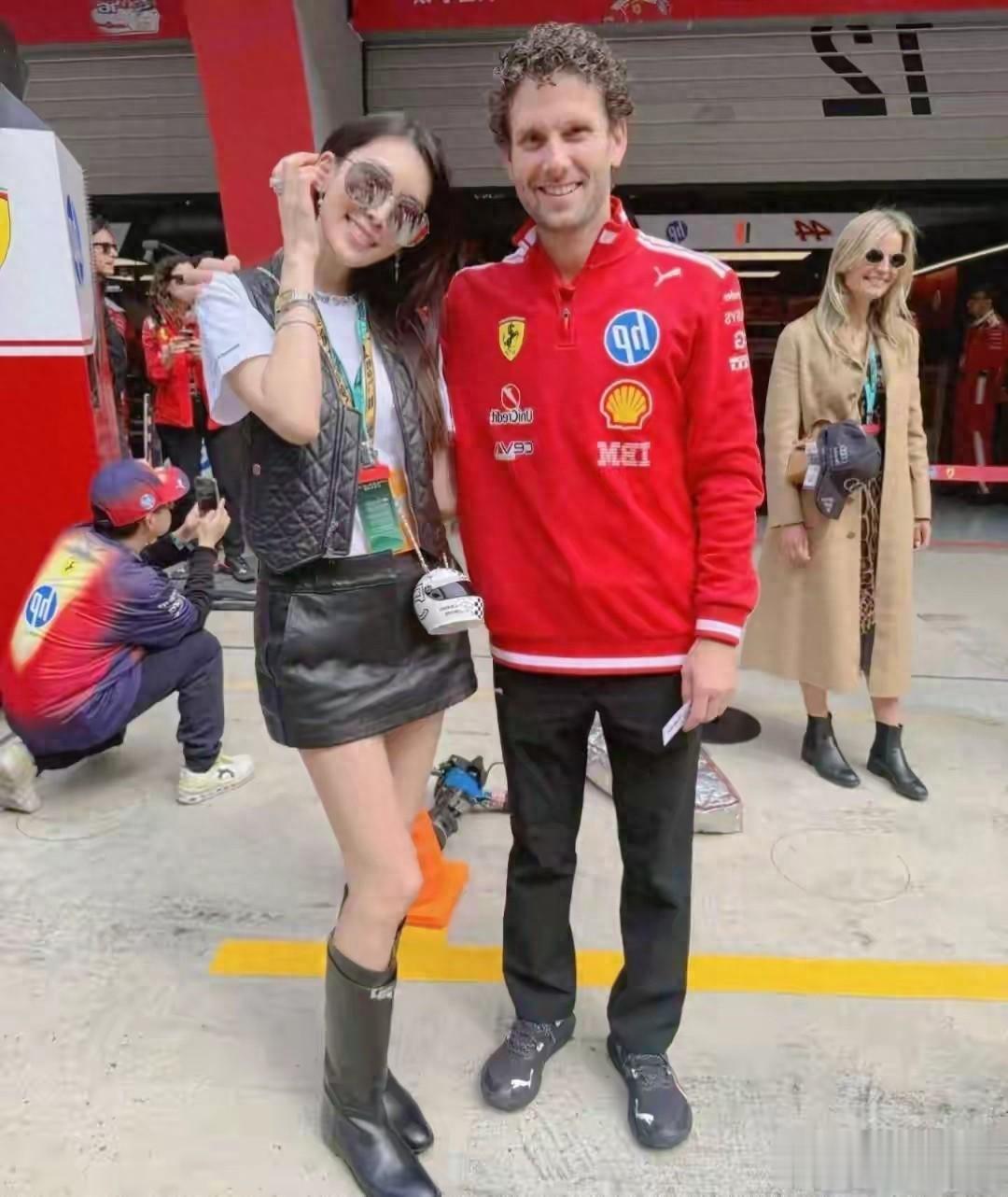 林志颖和老婆陈若仪在上海观看F1赛车比赛，陈若仪皮裤皮靴，好美