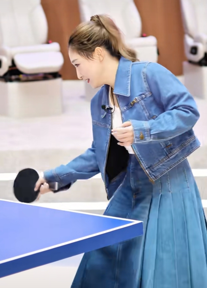 刘诗雯现身长沙埃安活动，牛仔套装打乒乓球又飒又美