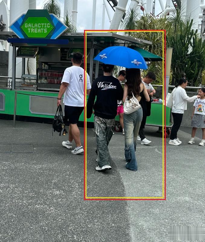 国外街头偶遇黄晓明约会,女伴身材火辣不输前妻,背香奈儿很亲昵