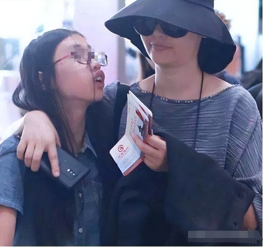 冯小刚的两个女儿：一个住美国大别墅，一个挤北京老小区