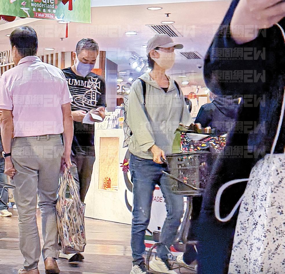 58岁郭蔼明与刘青云超市买菜，1400元背包用了四年，生活朴实平凡
