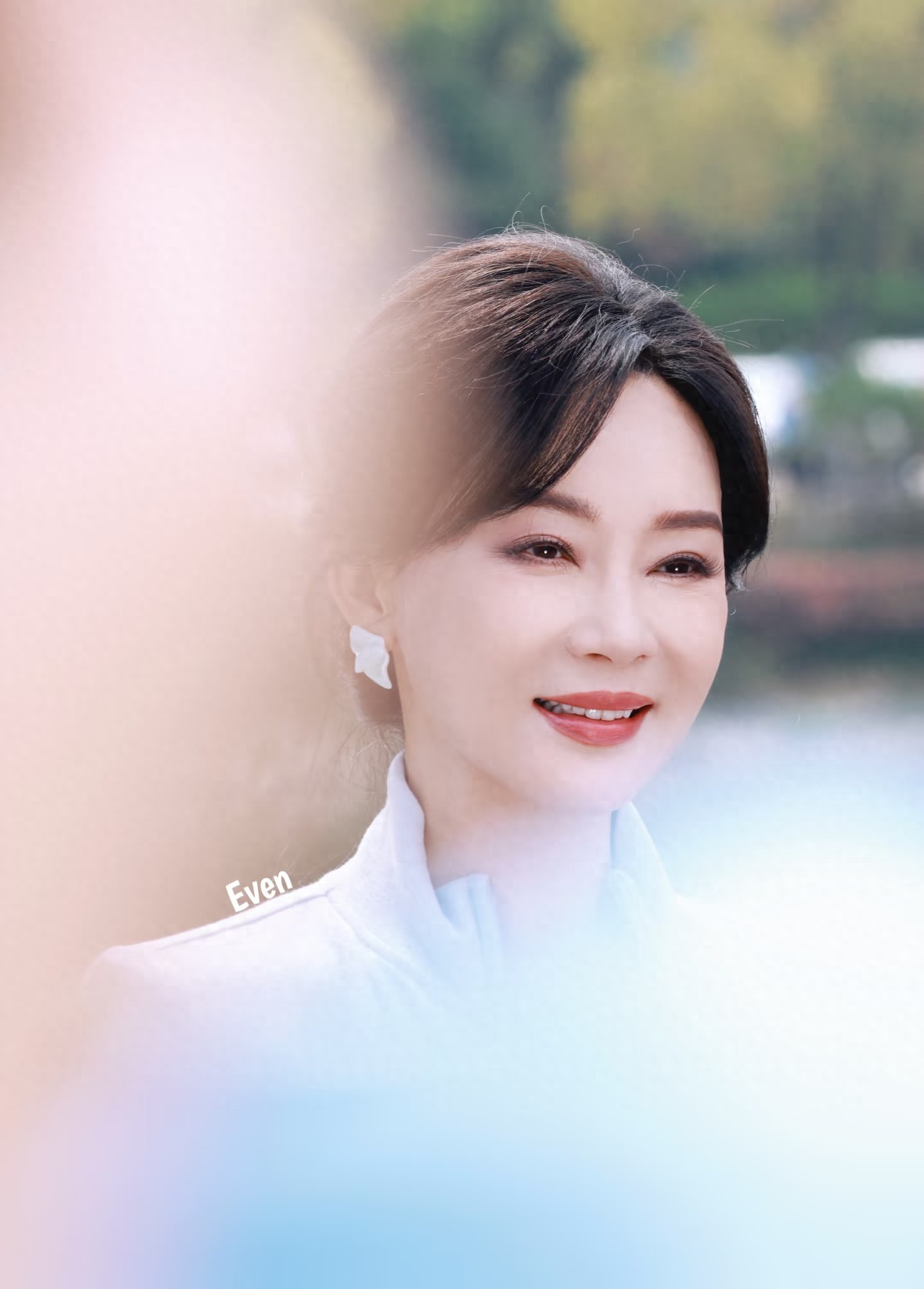 陈数现身公益活动，薄荷绿西装搭盘发，温婉大气尽显优雅