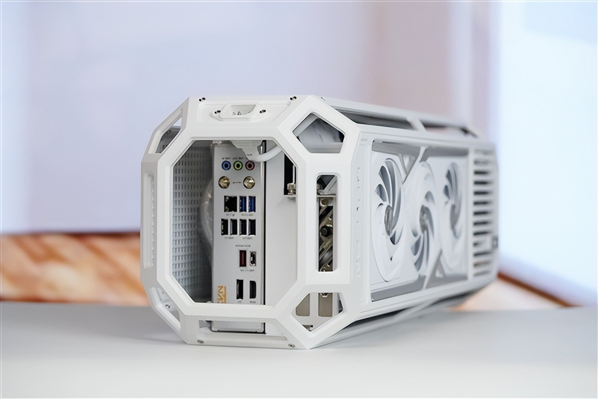 全鋁CNC+白火神顯卡 七彩虹定制主機圖賞