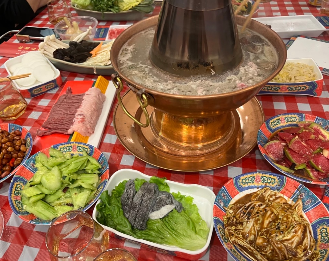 黄璐与好友郭麒麟陈明昊张子贤吃火锅，郭麒麟身材圆润表情搞笑