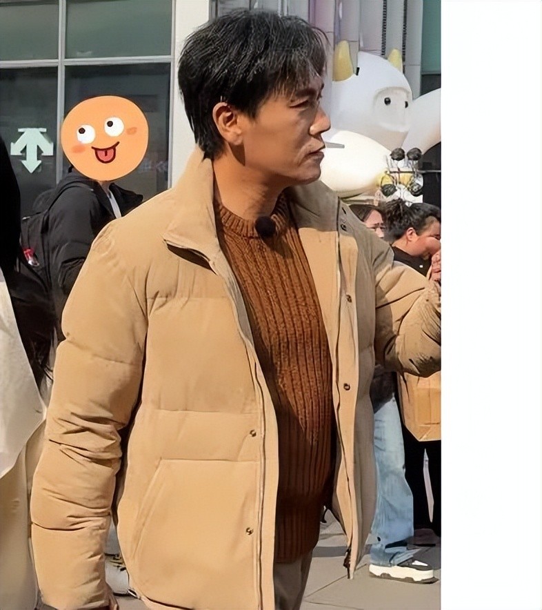 秦昊夫妻俩手牵手现身街头，伊能静穿搭高级又减龄，头发乌黑