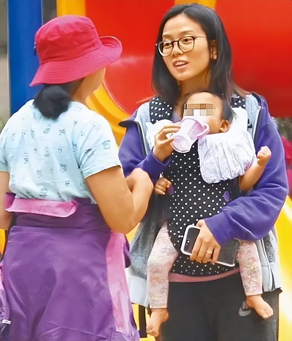 惊喜！周渝民太太携9岁女儿现身F4演唱会 小公主大眼睛高鼻梁随爸