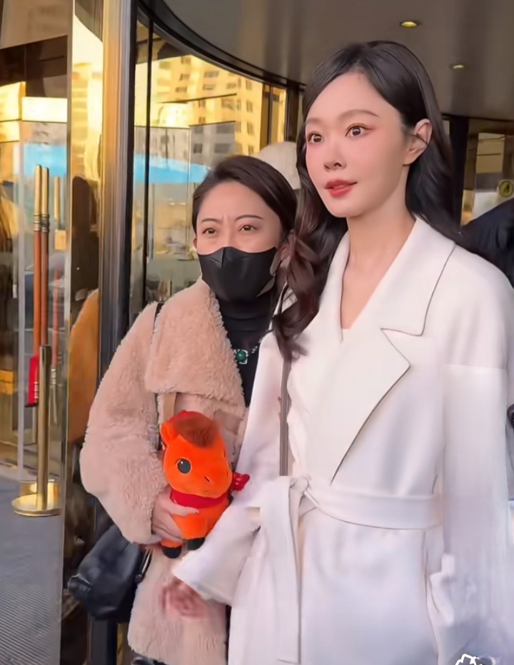 宋轶百花迎春晚会下班,系带白大衣配波浪卷发,优雅又甜美