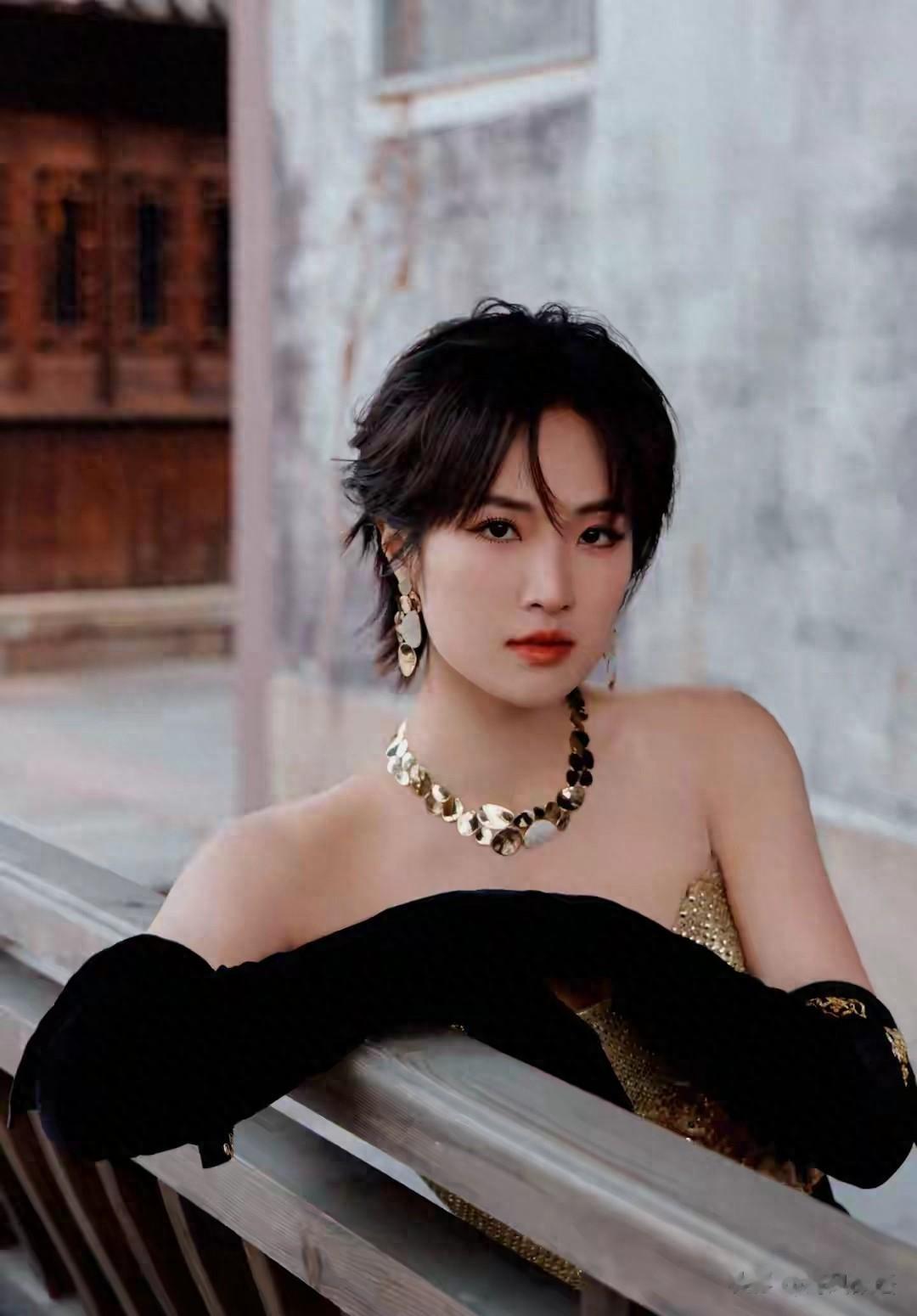 姚安娜潜水太敢玩，海底比心氛围感拉满，这独一份的浪漫太圈粉