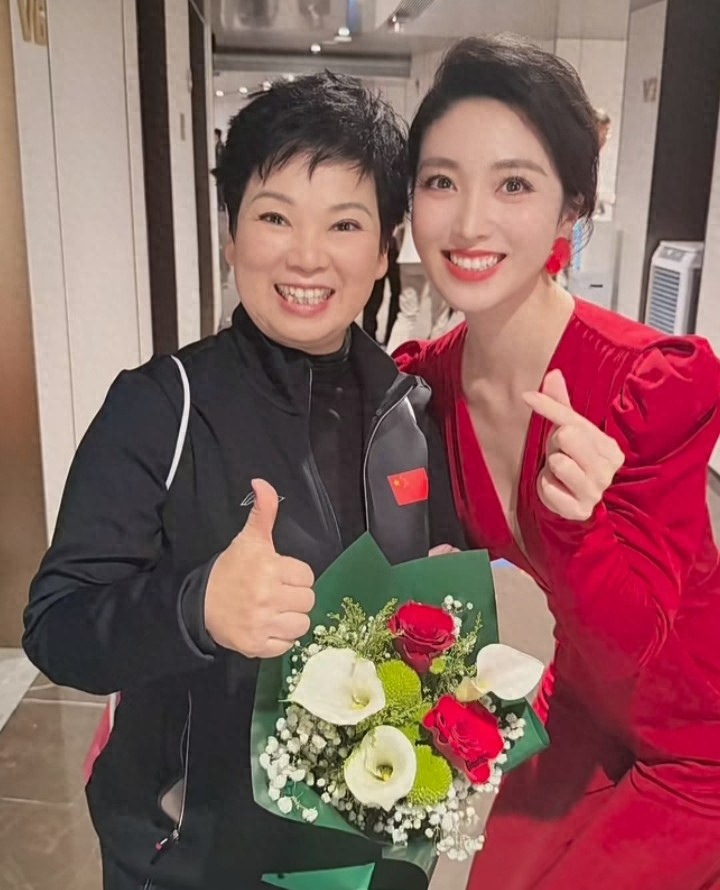 何卿主持乒乓嘉年华，红深V长裙配盘发，明艳优雅惊艳