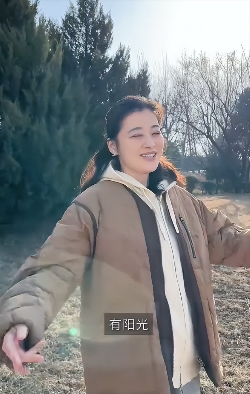 因梅婷选择离婚，68岁孤身一人的叶大鹰，如今过上了另一种生活