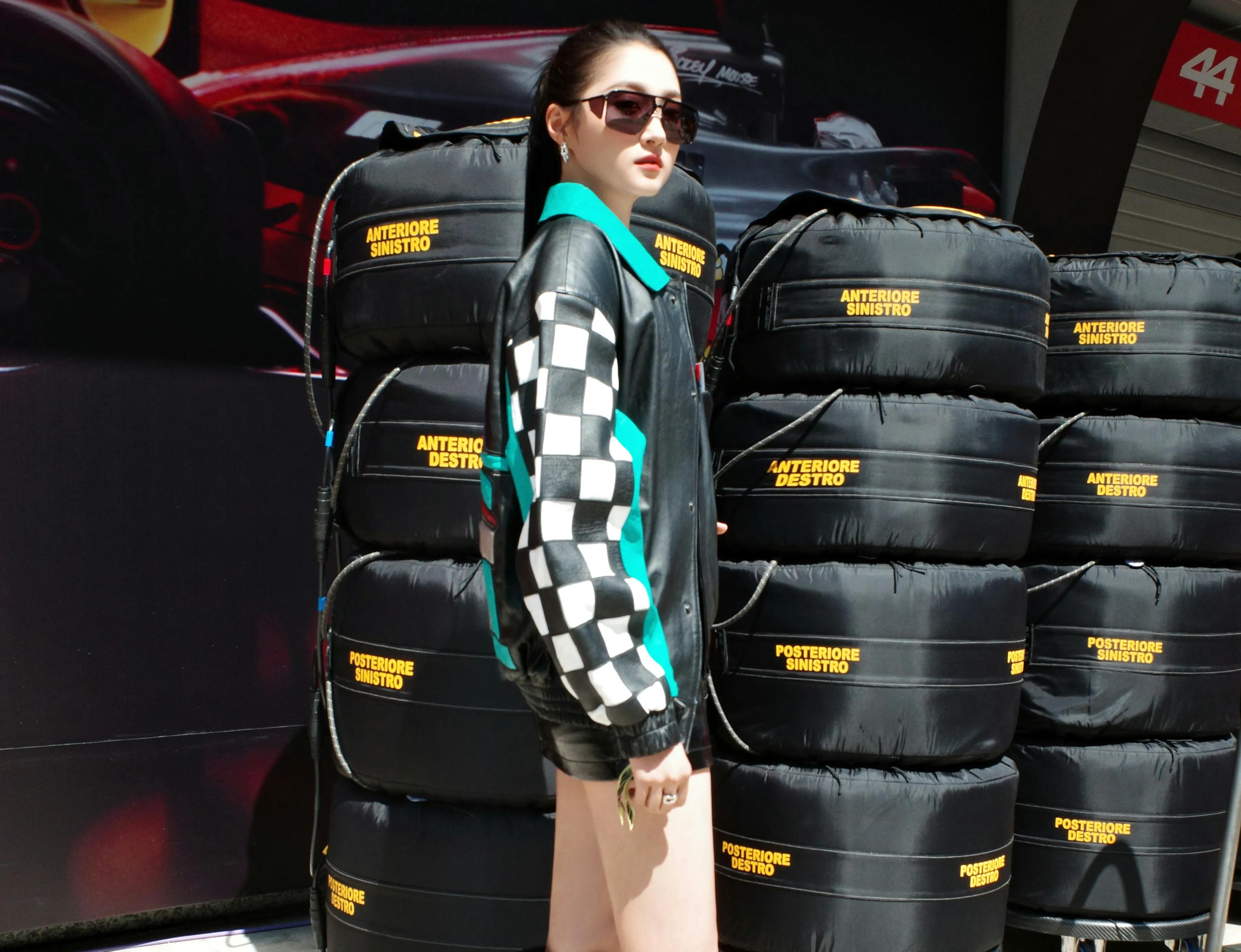 关晓彤，在引擎轰鸣中感受速度与激情，体验肾上腺素飙升的快乐！