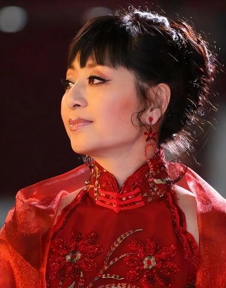 殷秀梅华晨宇牵手同框仅1天,恶心事发生,原来她和陈坤处境一样