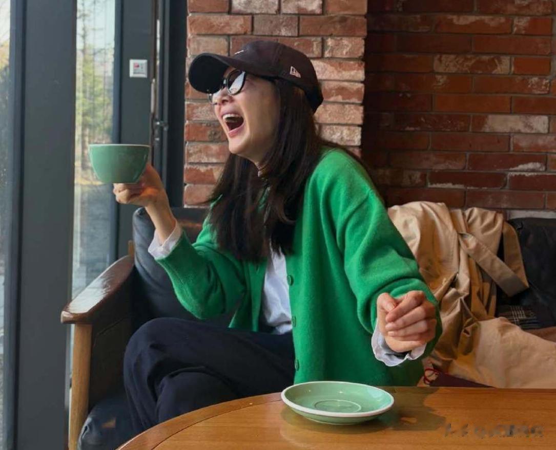 崔智友晒新照：与好友喝下午茶很开心，与6岁女儿互动好温馨！