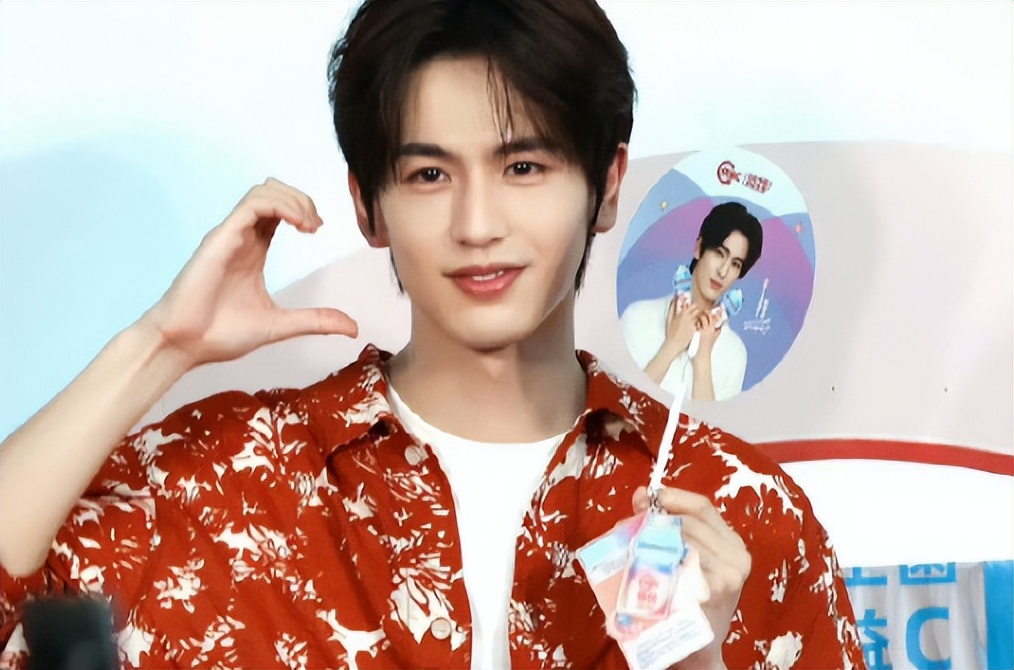 \跳梁小丑\张凌赫跌落神坛,一句话惹众怒处境尴尬,刘亦菲说对了