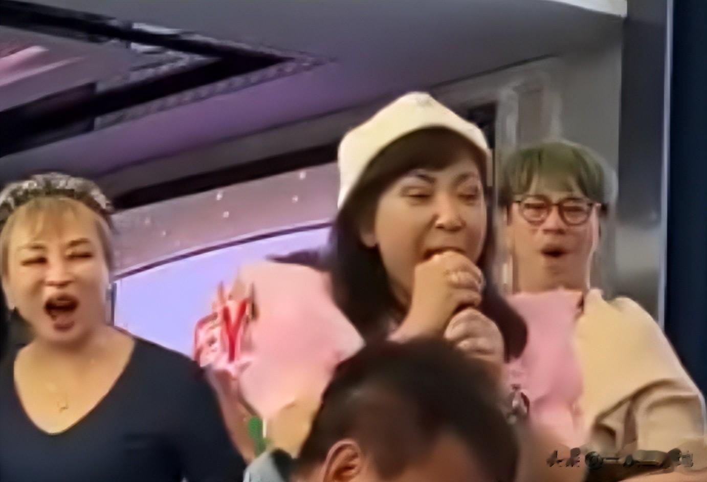 83岁卢海鹏开演唱会，上台颤颤巍巍要人扶，和小8岁陈百祥像父子