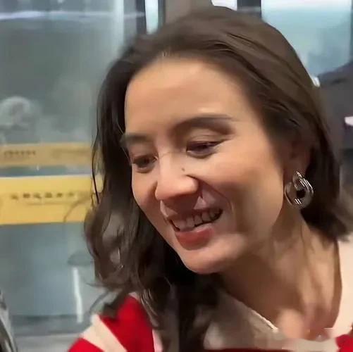 宋佳现实长啥样？路人镜头才是照妖镜，怪不得小8岁老公死心塌地