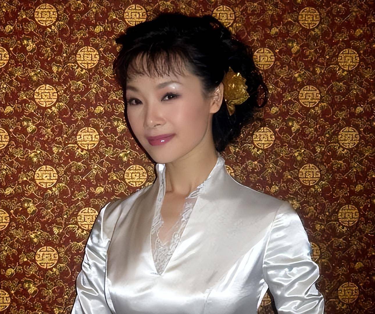 男友病逝后悲伤欲绝,54岁单身无儿无女,如今吕薇后悔了吗