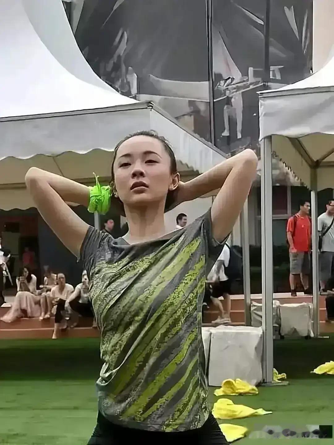 霍思燕这件衣服太宽松了吧，练个瑜伽都快走光了，是故意的吧