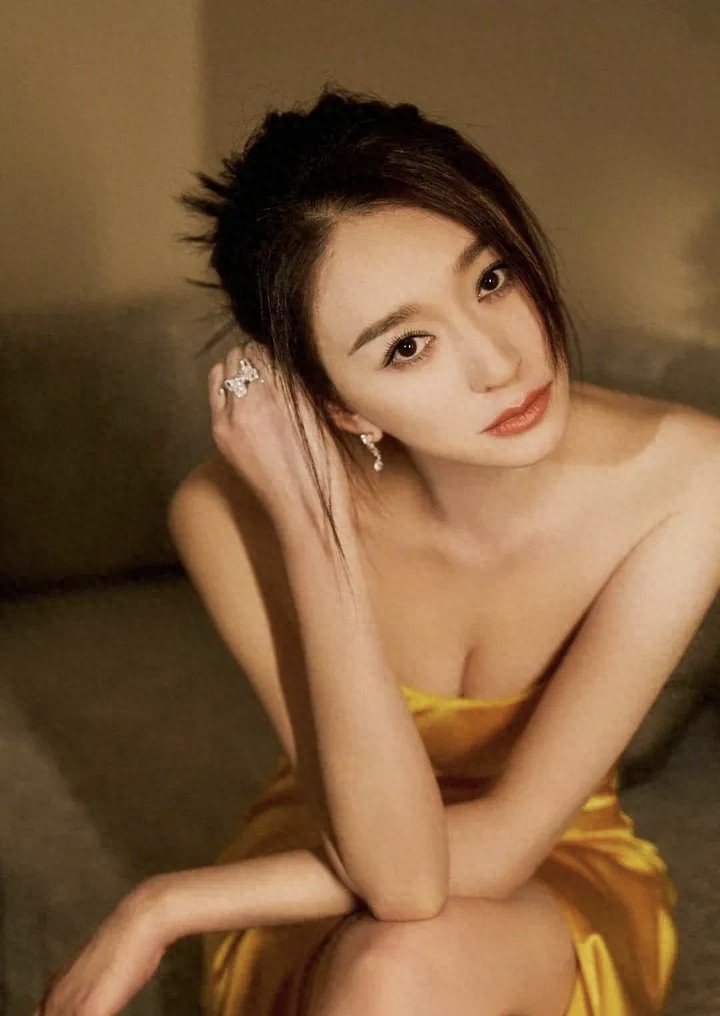 李小冉｜金色吊带裙，美到失语！