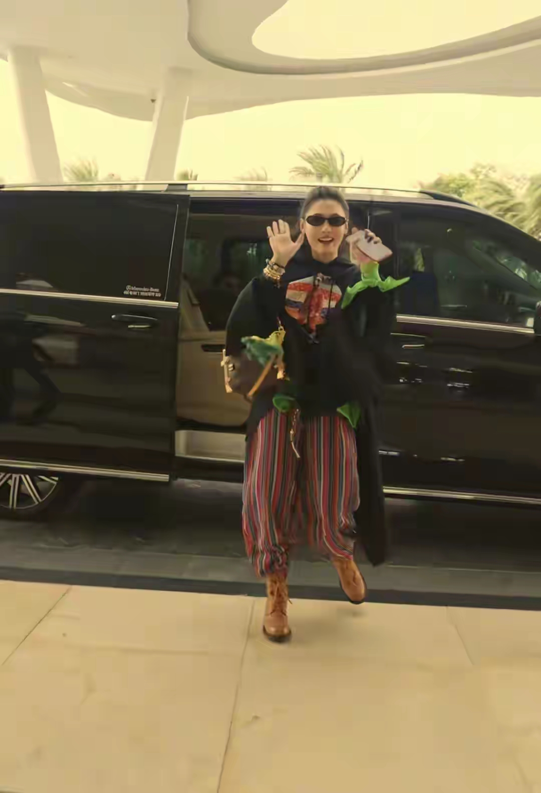 正大光明！张柏芝三胎儿子在三亚亚特兰蒂斯露面！不遮不掩打水仗