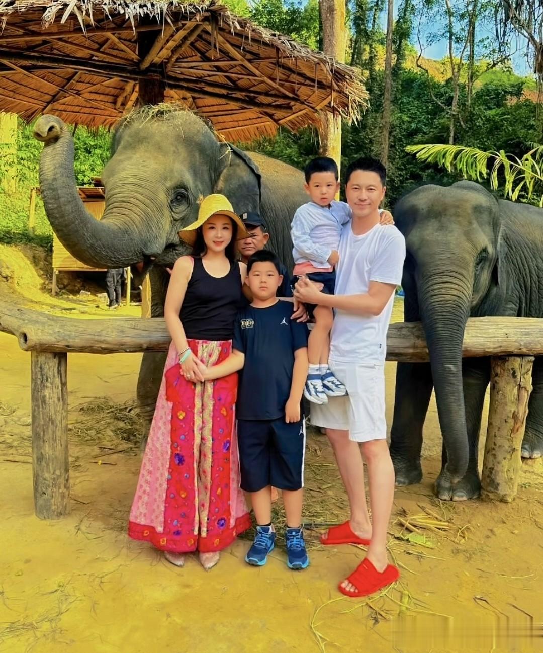 王雷一家4口出国度假，李小萌素颜包饺子，小儿子长相秀气像女孩