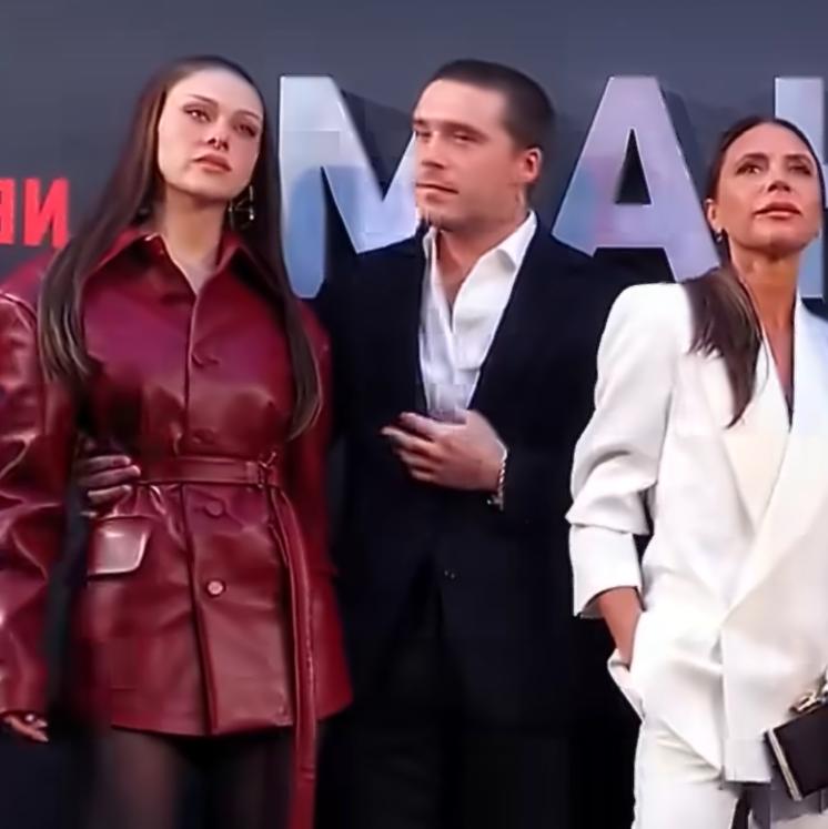 贝克汉姆妻子现身巴黎,穿西服双手插兜气场全开,好似高冷女总裁