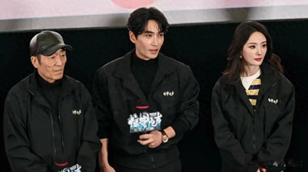 张艺谋44岁老婆陈婷现身!穿黑皮衣身材苗条像贵妇,年轻的像34岁