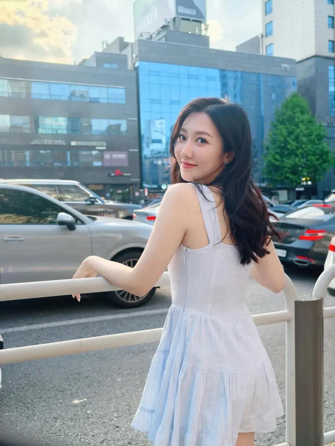 TVB港姐小花携爱女游主题乐园，成功瘦身恢复24寸纤腰：好感动