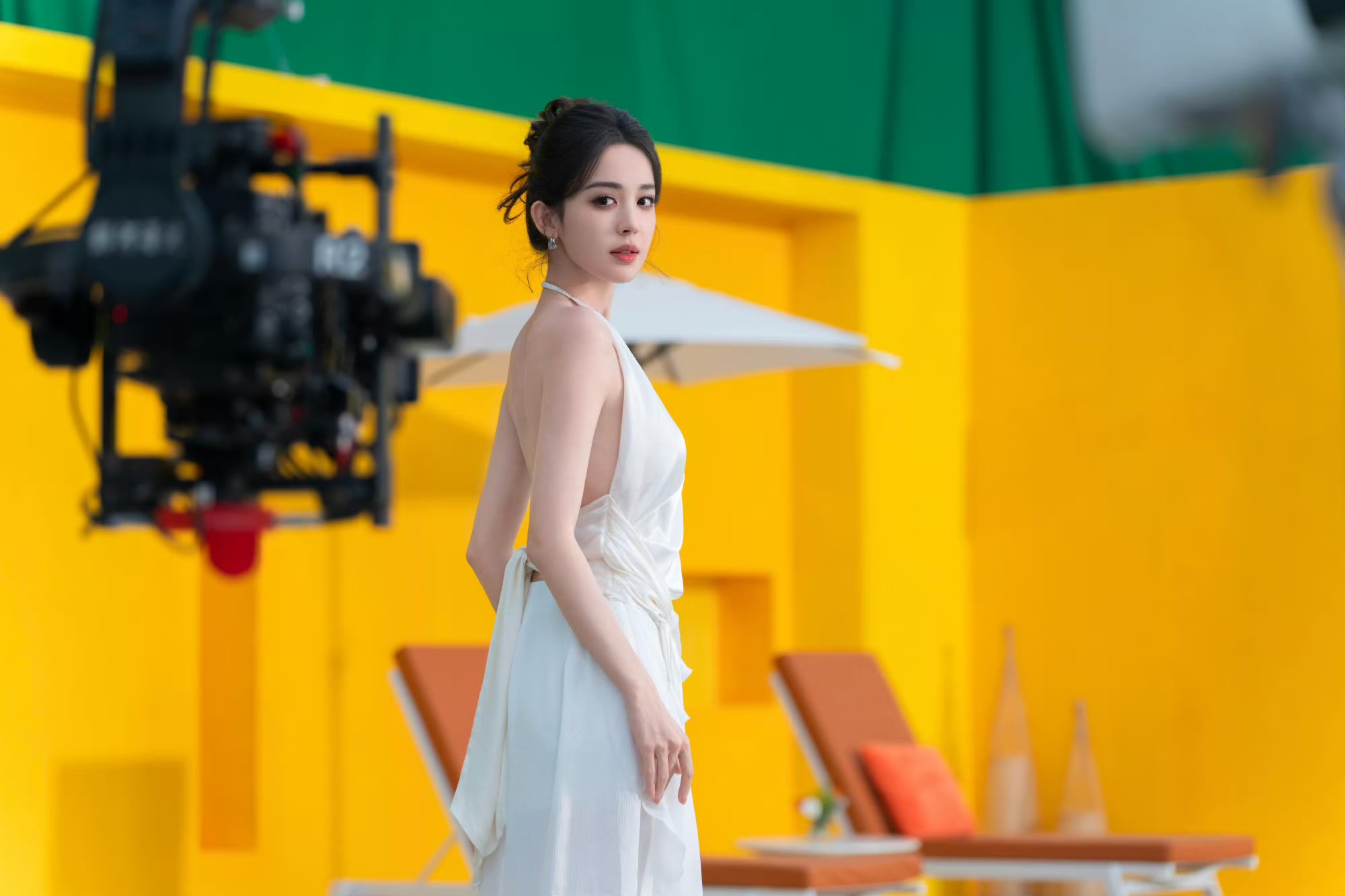 古力娜扎纯白挂颈连衣裙