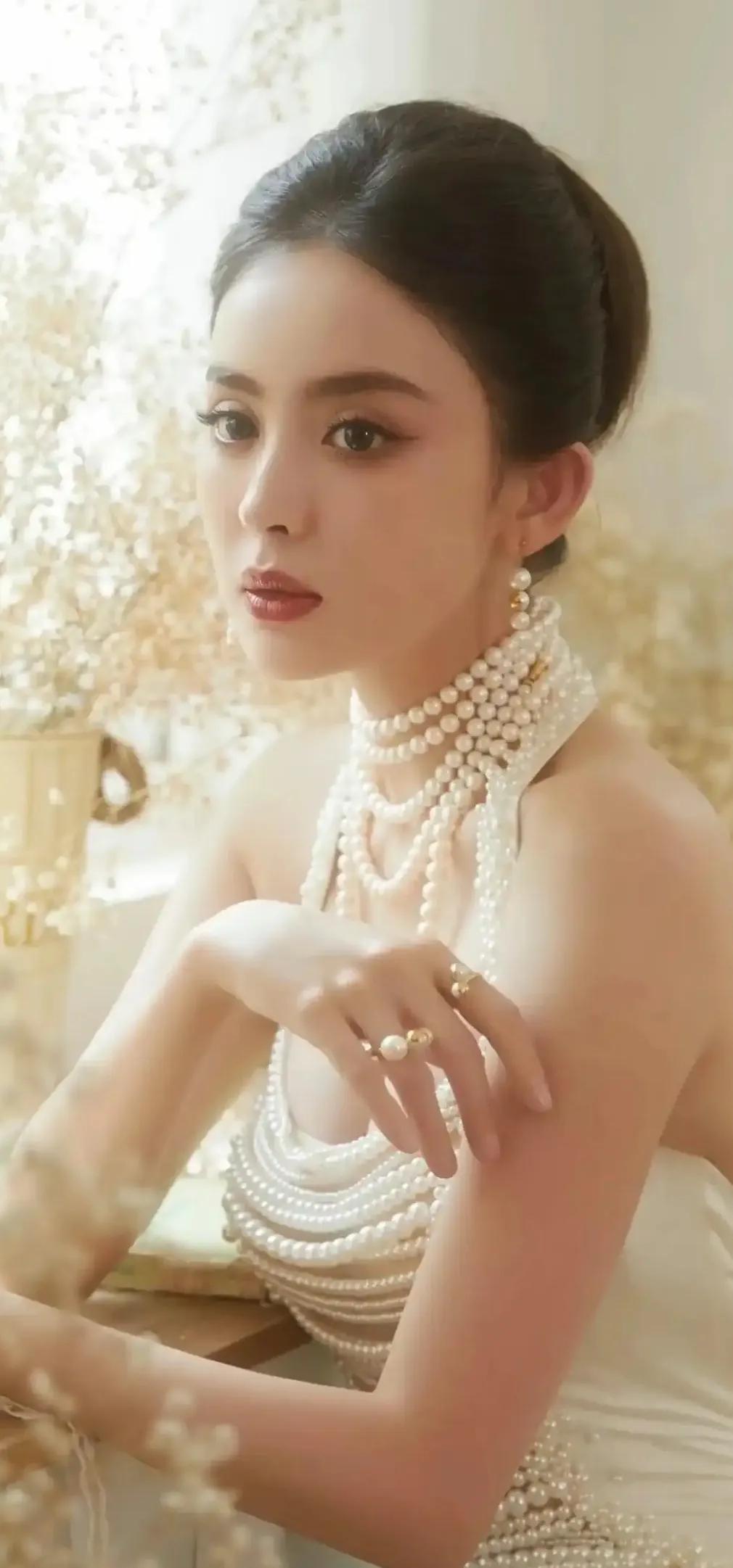 古力娜扎身材好美，又美又撩，谁看了不迷糊！