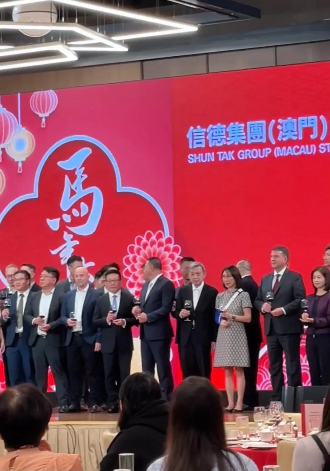 杨受成儿子杨其龙夜店开业，何超欣和何锶珩来捧场，何超琼缺席！