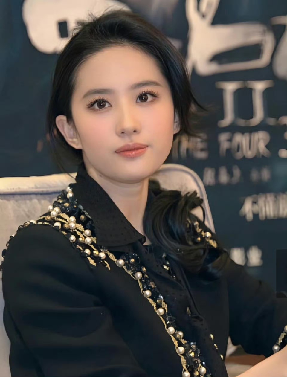 刘亦菲泰国逛街被偶遇，本人穿搭低调但气质很好，整个人松弛舒适