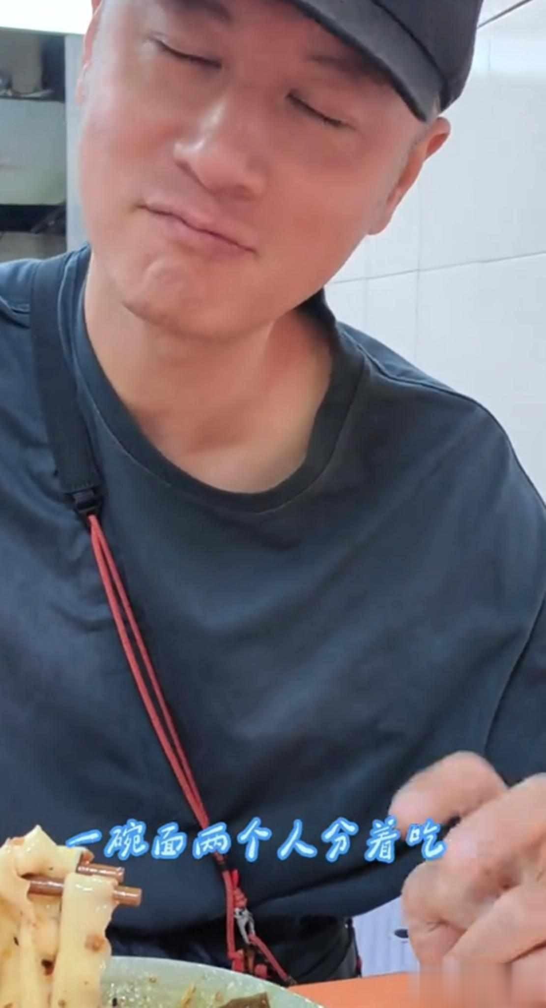 任重为孙骁骁庆生，俩人同吃一碗面住独栋大别墅，院子好大