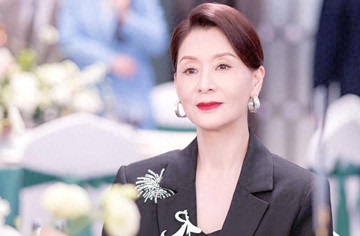 和富商相伴多年生3娃，60岁自曝原来从未结婚，夏文汐活的太通透