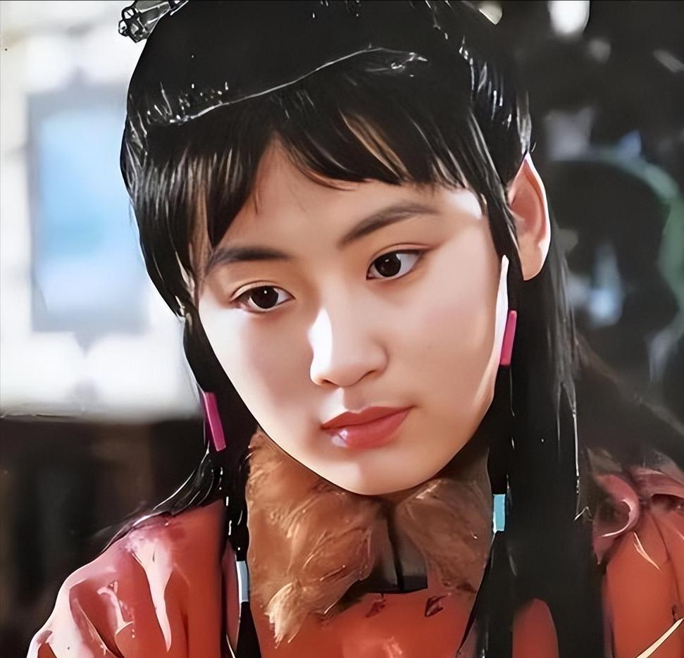 如今57岁隐居上海的夏菁，守着上影团长老公28年，一家四口很幸福