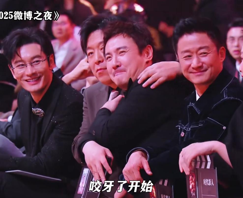 微博之夜第一排：比C位还靠前、和资方同起同坐的她，到底凭啥？