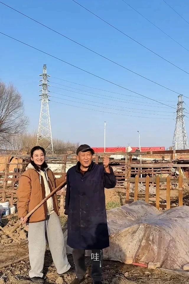 50岁梅婷被公婆宠成亲闺女!婆婆拎着6个菜和馄饨上门,情绪价值拉满