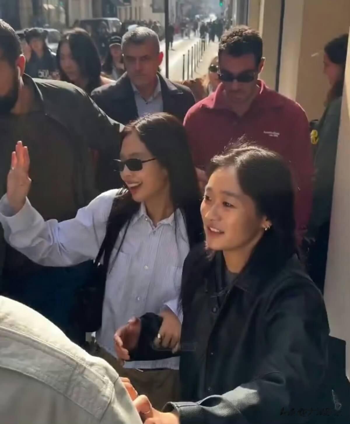 被指傲慢无礼又种族歧视?Jennie巴黎签名态度引争议!粉丝还原真相