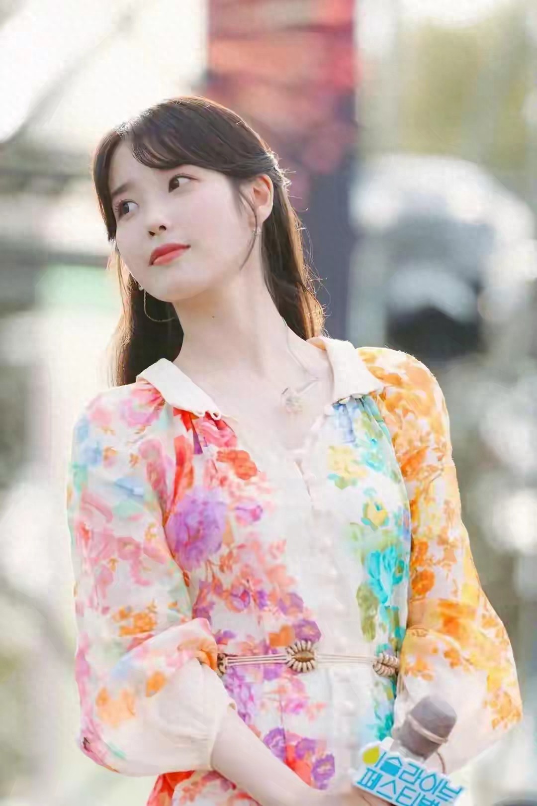 李知恩一袭长款碎花连衣裙,美的如此清新甜美