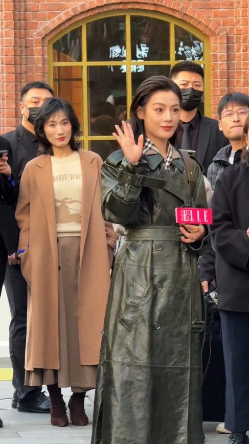 陈丽君回老家，穿大棉袄双手插兜松弛，素颜气质清冷有辨识度