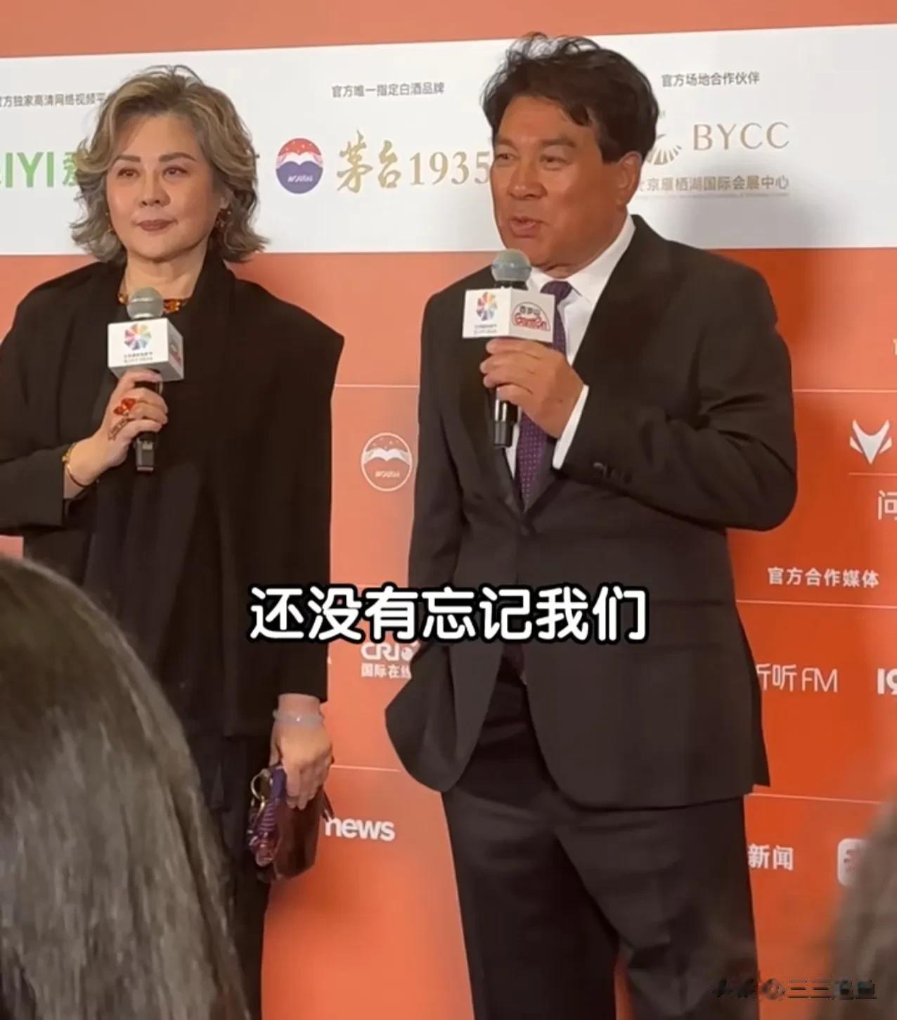 63岁丛珊现身，“满头白发”不影响颜值，看起来像43岁