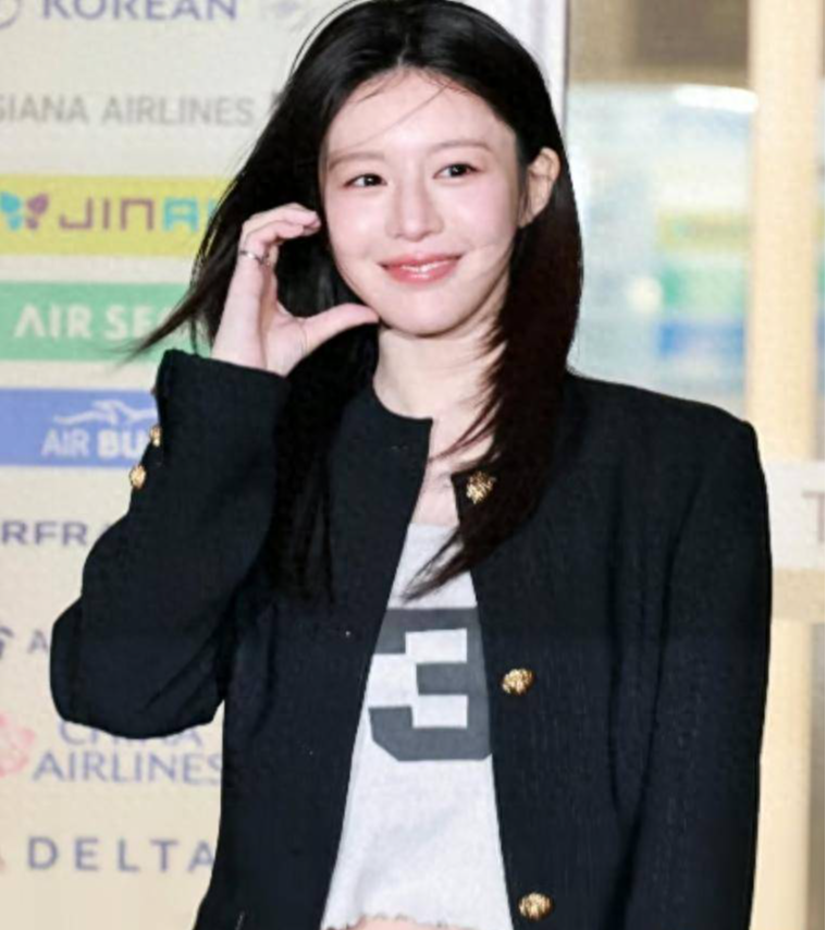 韩国女星光腿走红毯，因怕冷裹一条毯子取暖，被指：没有职业操守